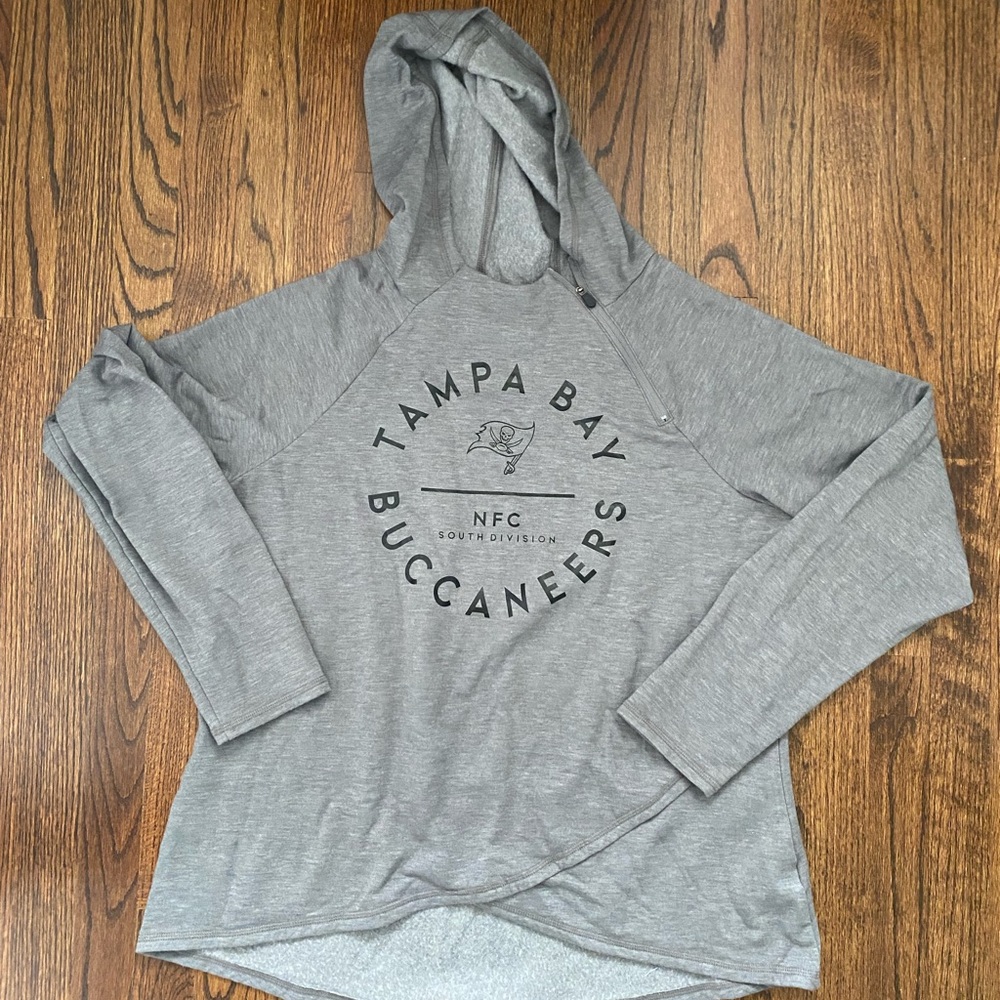 Tampa Bay Buccaneers sweatshirt, NWOT, womens XXL.